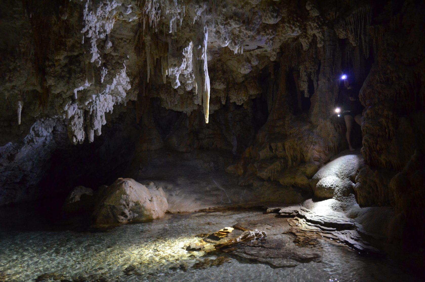 Höhle mit unterirdischem See